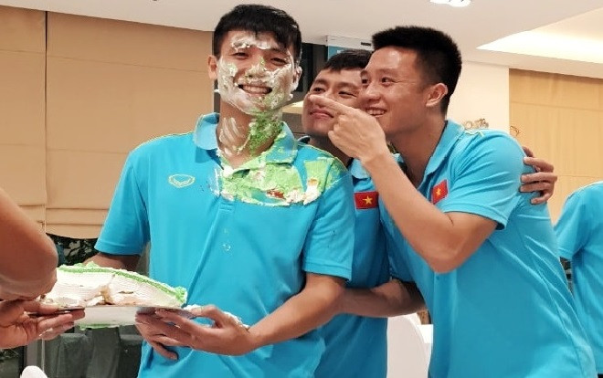 Đón tuổi mới, Bùi Tiến Dũng không thoát khỏi màn “úp sọt” Ảnh 2