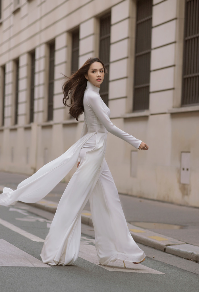 Hương Giang đẹp dịu dàng áo dải tung bay tại kinh đô thời trang Paris: Bộ ảnh đẹp nhất của 'Nữ hoàng thần thái' Ảnh 9