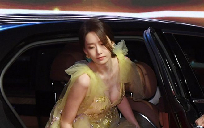 Nữ thần Yoona gây 'rúng động' thảm đỏ khi khéo khoe vòng 1 căng đầy Ảnh 2