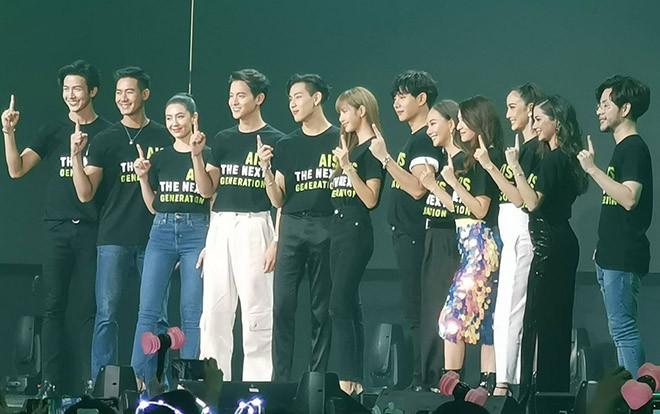 Sự kiện kỉ niệm 30 năm thành lập nhà mạng lớn nhất Thái Lan quy tụ 12 nghệ sĩ: Bambam (GOT7), Lisa (BLACKPINK), Taew Natapohn, Push Puttichai Ảnh 2