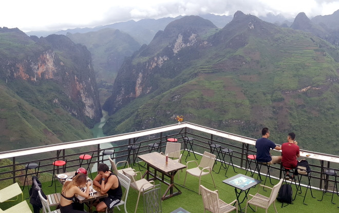 Dân mạng bất bình đòi tẩy chay 'nhà bê tông' bất ngờ mọc lên giữa khung cảnh thiên nhiên thơ mộng trên đỉnh Mã Pí Lèng Ảnh 2