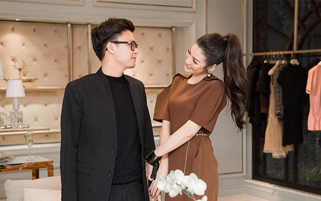 Á hậu Tú Anh khoe vẻ đẹp mong manh, e ấp bên 'ông xã thiếu gia' đúng chuẩn 'tướng phu thê' Ảnh 2