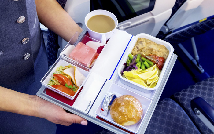 Tại sao ăn trên máy bay lại không ngon miệng bằng khi ăn dưới mặt đất? Ảnh 2