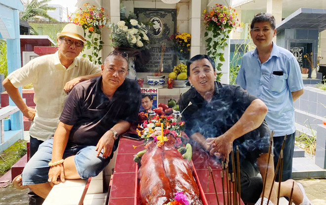 MC Quyền Linh và các nghệ sĩ cùng thời viếng mộ Lê Công Tuấn Anh, ôn lại kỉ niệm xưa nhân ngày Giỗ lần thứ 23 của cố diễn viên Ảnh 2