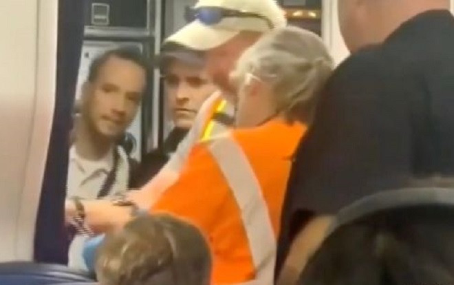 Hành khách nữ bị kẹt trong nhà vệ sinh, máy bay hạ cánh khẩn cấp Ảnh 2