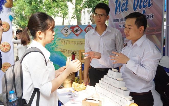 Nam sinh làm bao bì, chén muỗng dùng một lần từ bột khoai tây: ‘Em muốn làm gì đó giảm rác thải nhựa ảnh hưởng đến môi trường’ Ảnh 2