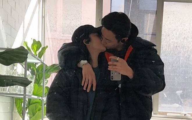 Rocker Nguyễn đăng ảnh 'khóa môi' bạn gái, dập tắt chuỗi tin đồn bí mật hẹn hò Hoàng Thùy Ảnh 2