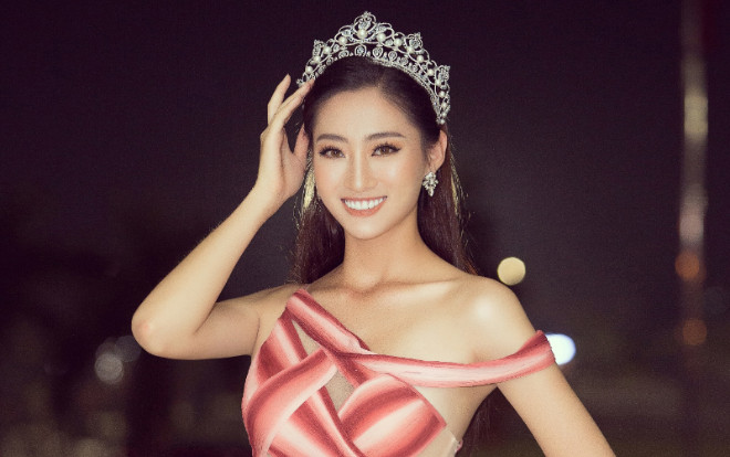 Hoa hậu Lương Thuỳ Linh mặc đầm cắt xẻ tứ bề, khoe dáng nuột nà đi chấm thi sắc đẹp Ảnh 2