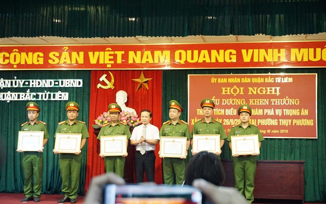 Biểu dương khen thưởng thành tích điều tra, phá án vụ nam sinh 18 tuổi chạy Grab bị sát hại Ảnh 2