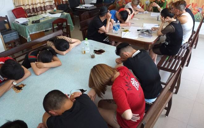 Đột kích 2 quán karaoke lúc rạng sáng, phát hiện nhiều 'dân chơi' đang 'phê' ma túy Ảnh 2