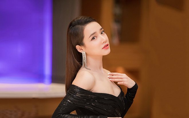 Chẳng cần chân dài tít tắp, Nhã Phương chỉ khoe điểm này trên cơ thể cũng 'chặt đẹp' cả dàn hoa hậu Ảnh 2