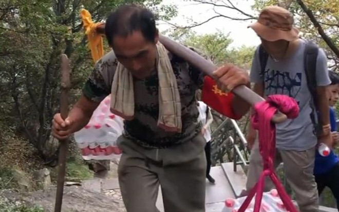 Người cha gánh nước leo 18.000 bậc thang một ngày kiếm tiền nuôi con gái học đại học Ảnh 2