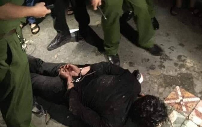 Nghi do ngăn cấm chuyện tình cảm nam thanh niên cầm dao truy sát bố mẹ bạn gái nhập viện cấp cứu Ảnh 2