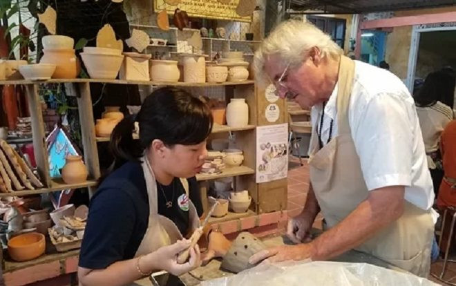 Nghệ nhân Pháp dạy trẻ khuyết tật làm gốm Raku Ảnh 2