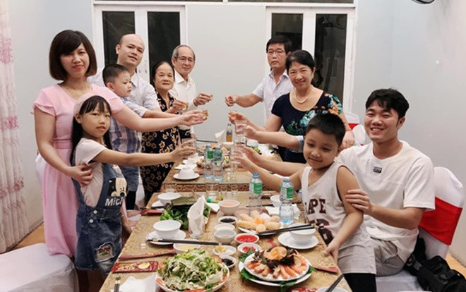 Xuân Trường vui vẻ mừng sinh nhật mẹ Ảnh 2