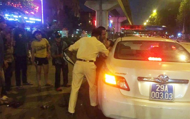 Bị nam thanh niên tông ngã ra đường rồi bỏ chạy, người phụ nữ may mắn được CSGT đưa đi cấp cứu Ảnh 2