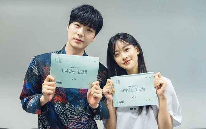 Ahn Jae Hyun đẹp đôi bên Oh Yeon Seo tại buổi đọc kịch bản 'People With Flaws', xác nhận lịch phát sóng Ảnh 2