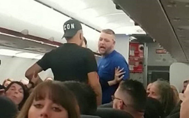 Hành khách ẩu đả, nhổ nước bọt vào nhau khiến máy bay hạ cánh khẩn cấp Ảnh 2