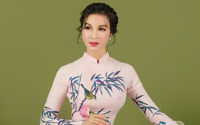 MC Thanh Mai khoe nhan sắc không tuổi với áo dài truyền thống Ảnh 2