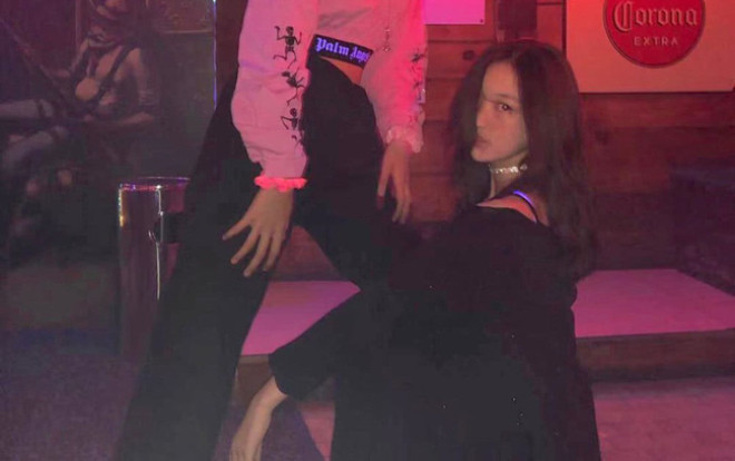 Con gái Vương Phi gây tranh cãi khi mới 13 tuổi đã tụ tập đi bar Ảnh 2