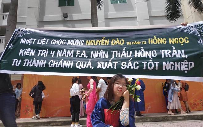 Kiên trì F.A suốt 4 năm Đại học, nữ sinh mặt bí xị vì bị hội bạn thân mang hẳn băng rôn to đùng 'troll' trong ngày tốt nghiệp Ảnh 2