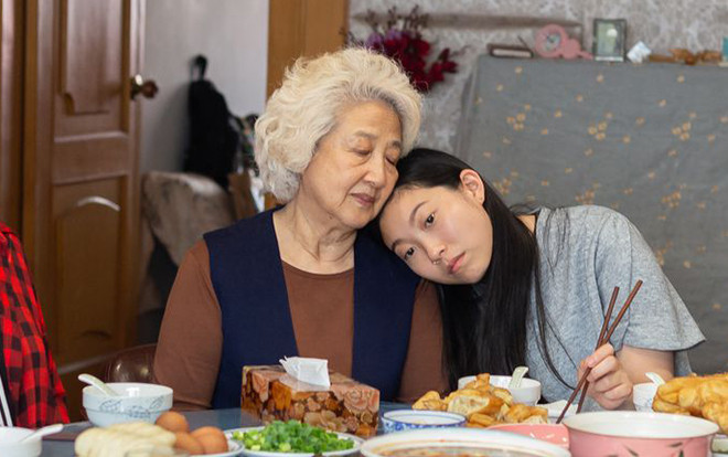 The Farewell - Lời từ biệt: Câu chuyện xúc động về tình cảm gia đình gốc Á nhưng gây sốt ở Hollywood Ảnh 2