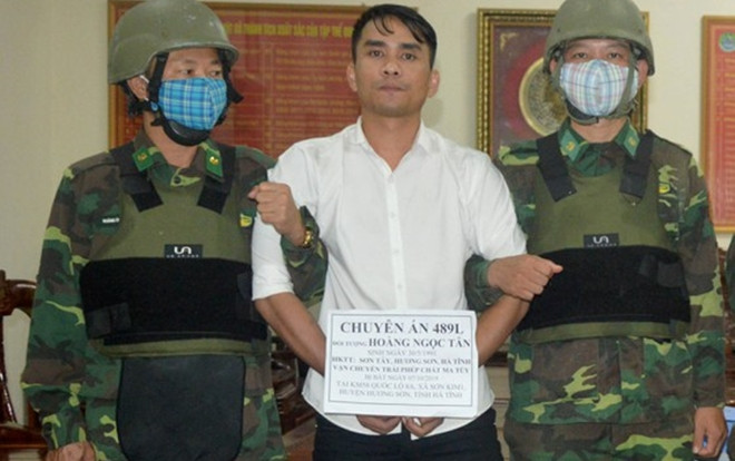 Bắt giữ đối tượng mang súng vận chuyển 6 bánh heroin qua biên giới Ảnh 2