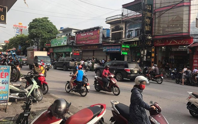 Truy bắt đối tượng nam giới mang súng xông vào tiệm vàng cướp tài sản bị ô tô đi đường tông ngã Ảnh 2