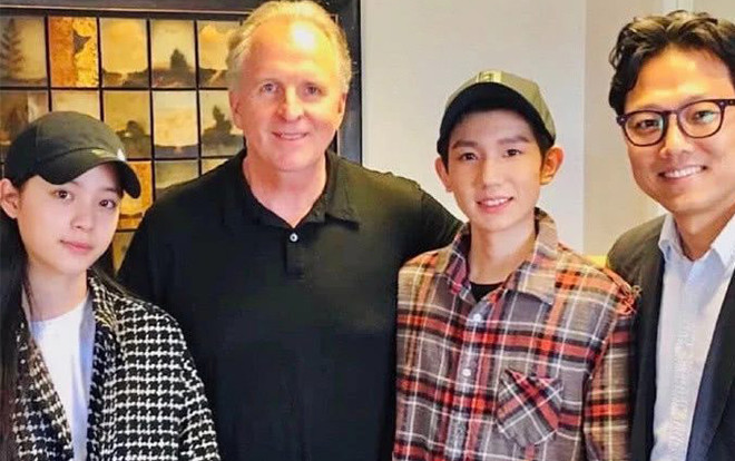 Nhập học tại Mỹ, Vương Nguyên chụp ảnh cùng Âu Dương Na Na và hiệu trưởng trường Berklee Ảnh 2