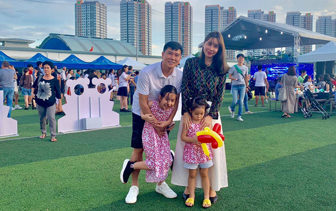 Trước khi rộ tin ly hôn, Hồ Hoài Anh tay đeo nhẫn cưới xúc động phát biểu trong ngày giỗ bố Lưu Hương Giang Ảnh 2