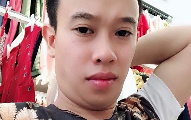 Nghi phạm mang súng xông vào tiệm vàng khống chế nhân viên cướp 200 triệu đồng bị ô tô đi đường tông ngã đã đánh rơi điện thoại ở hiện trường Ảnh 2