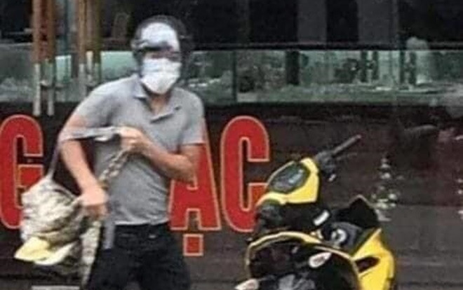 Con gái chủ tiệm vàng kể lại giây phút nghi phạm bịt mặt mang súng cướp 200 triệu đồng bị ô tô đi đường tông ngã Ảnh 2