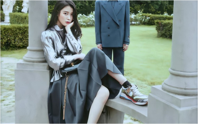 Thần thái ngút ngàn của IU trong loạt đồ hiệu trên tạp chí khiến fan mê mẩn Ảnh 2