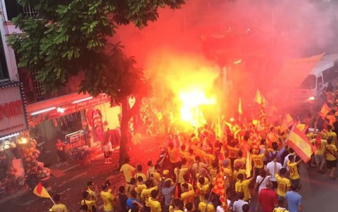 Công an Hà Nội tung lực lượng chống đua xe, đốt pháo trong trận đại chiến Việt Nam - Malaysia Ảnh 2