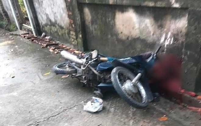 Kinh hoàng người đàn ông đang đi xe máy bị nam thanh niên dùng búa đánh tử vong Ảnh 2