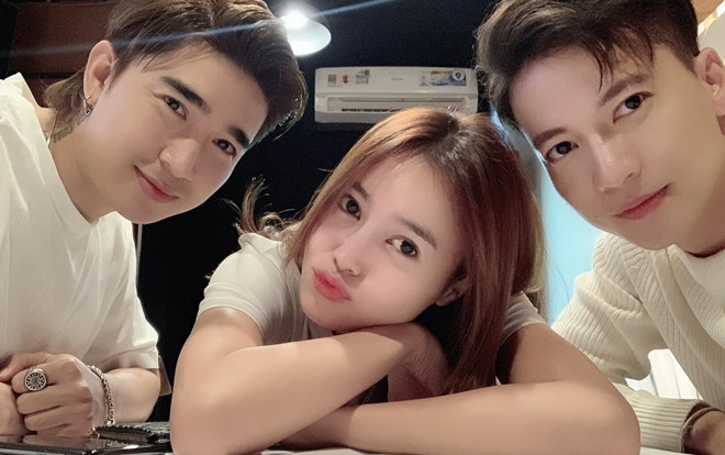 Mặc kệ tin đồn yêu nhau, Ninh Dương Lan Ngọc thoải mái chụp ảnh cùng Chi Dân và S.T Sơn Thạch Ảnh 2