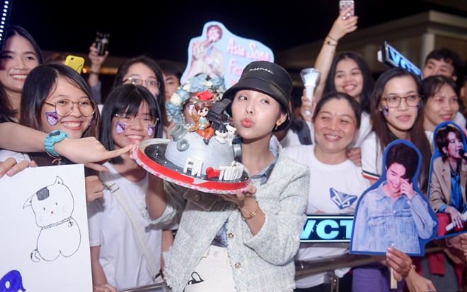 Fan vây kín sân bay tiễn Vũ Cát Tường sang Hàn Quốc tham gia Asia Song Festival 2019 Ảnh 2