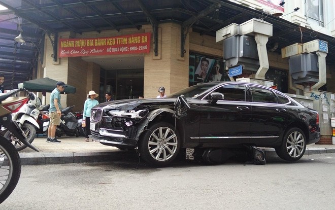 Xe sang 4 chỗ kéo lê xe máy 10m ở chợ Hàng Da, người dân vội nhảy ra ngoài thoát thân Ảnh 2