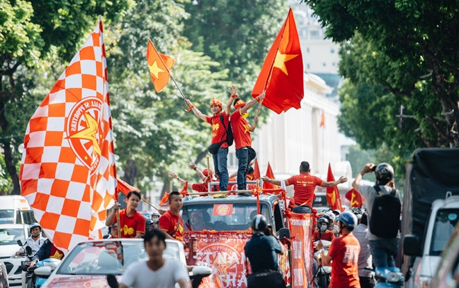 Chùm ảnh: Biển người đổ về 'chảo lửa' Mỹ Đình trước trận Việt Nam - Malaysia Ảnh 2