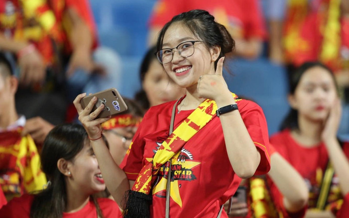 Hot girl gây 'sốt' trên khán đài trận Việt Nam - Malaysia Ảnh 2