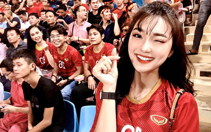 Dàn WAGs Việt Nam tự tin khoe sắc hâm nóng khán đài sân Mỹ Đình Ảnh 2