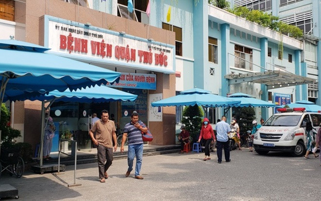 Nghi cha ngáo đá đâm trọng thương con trai 9 tuổi ở Sài Gòn Ảnh 2