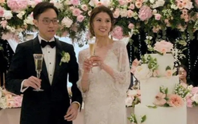 Cô dâu chi gần 30 triệu để mua hoa bài trí thử trước ngày cưới, thay đổi 4 bộ váy cưới gần 1 tỷ Ảnh 2