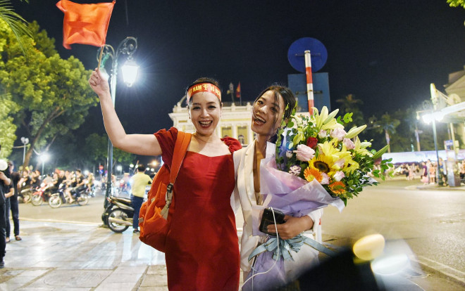 NSƯT Chiều Xuân chiếm trọn spotlight khi cùng con gái xuống đường mừng Việt Nam chiến thắng Ảnh 2