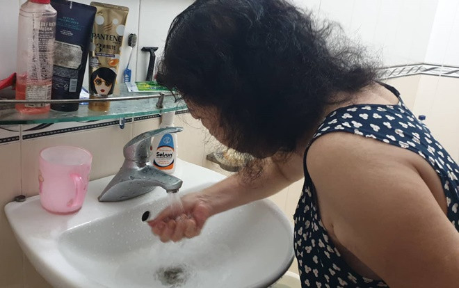 Vụ nước sạch có mùi khét ở Hà Nội: Lo ảnh hưởng sức khỏe, Ban quản lý toà nhà cung cấp nước ăn cho dân Ảnh 2