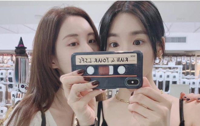 Tiffany Young và Seohyun selfie 'nhắng nhít' cùng nhau, fan chỉ chăm chăm vào một thứ khác Ảnh 2