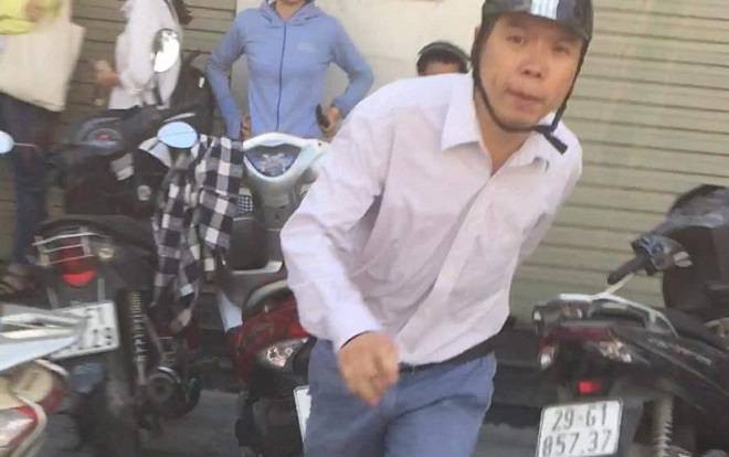 Nhắc nhở không nên chen lấn khi rút tiền tại cây ATM, người phụ nữ bị nam thanh niên hành hung hất văng điện thoại iPhone Ảnh 2