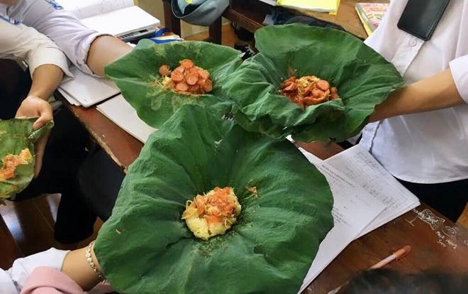 Hưởng ứng một ngày 'không dùng nilon', học sinh đua nhau gói xôi bằng lá sen khiến nhiều người thích thú và ngợi khen Ảnh 2