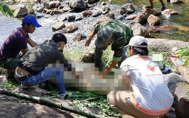 Người dân tá hỏa phát hiện thi thể người đàn ông trương phình, nằm sấp dưới khe suối Ảnh 2