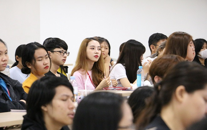 Sinh viên ĐH Quốc tế Hồng Bàng hào hứng gặp gỡ 2 chuyên gia tạo dựng phong cách thời trang cho các 'idol' Hàn Quốc Ảnh 2